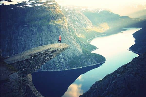 梦见摔下来是什么意思 梦见摔下来是什么意思