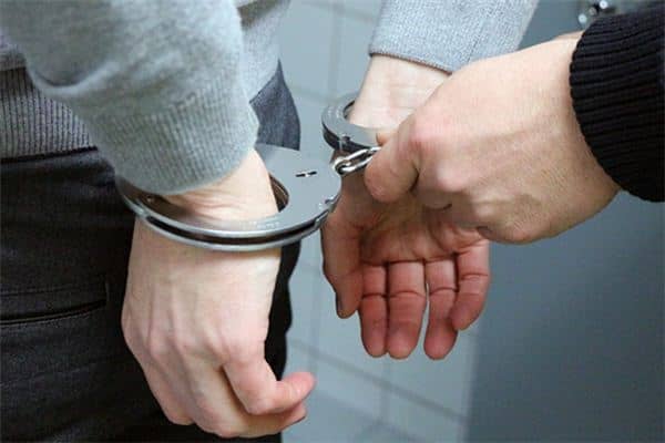 梦见被人抓是什么意思