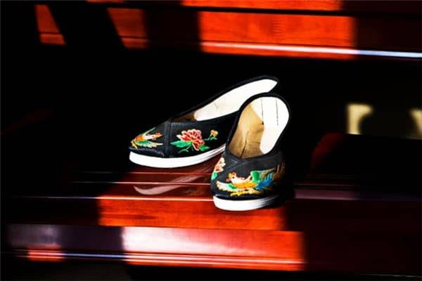 梦见绣花鞋是什么意思 梦见绣花鞋是什么意思