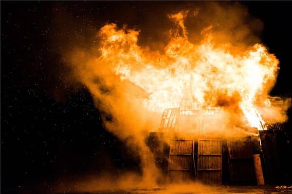 梦见烧房子是什么意思 梦见烧房子是什么意思