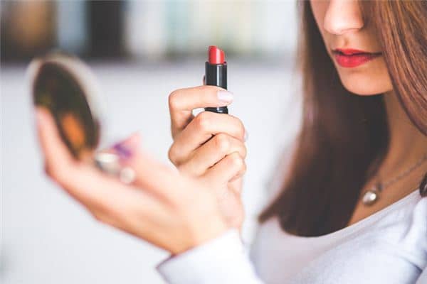 梦见涂口红是什么预兆 梦见涂口红是什么预兆