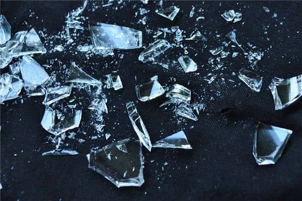 梦见砸玻璃是什么意思 梦见砸玻璃是什么意思