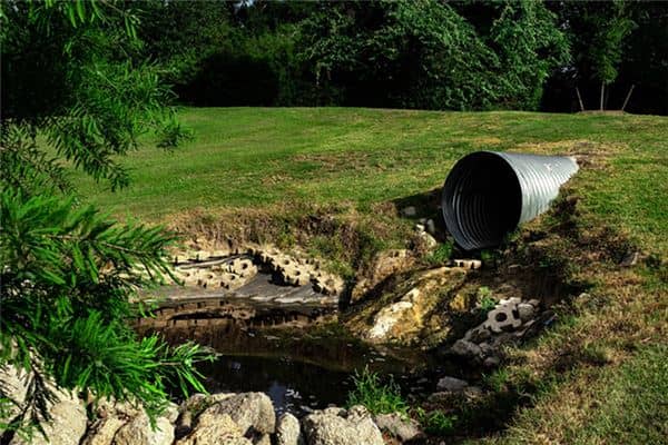 梦见臭水沟是什么意思 梦见臭水沟是什么意思