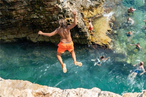 梦见掉进海里是什么意思 梦见掉进海里是什么意思