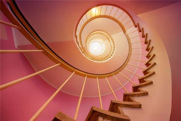 梦见爬楼梯是什么意思 梦见爬楼梯是什么意思