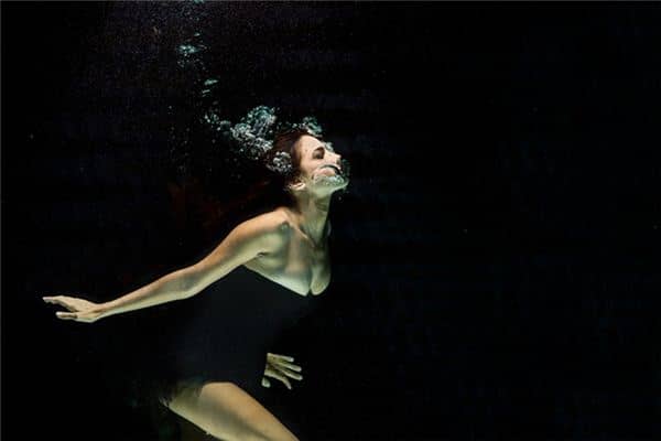梦见自己掉进水里是什么预兆 梦见自己掉进水里是什么预兆