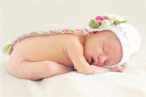 梦见抱女婴是什么意思 梦见抱女婴是什么意思