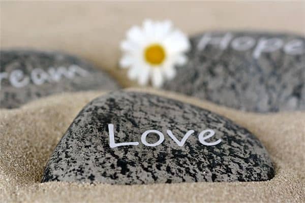 梦见一块石头是什么意思 梦见一块石头是什么意思