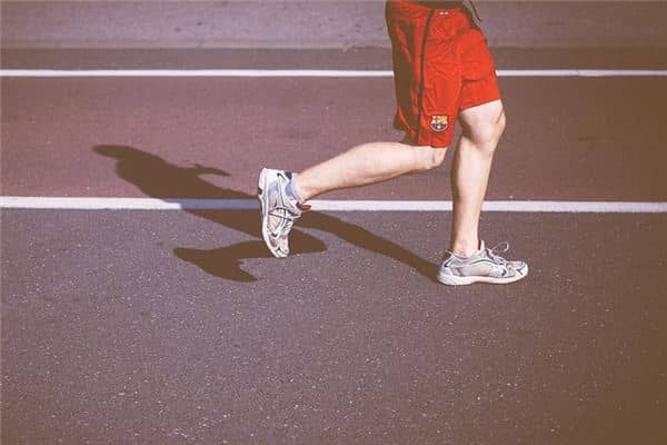 梦见追别人是什么预兆 梦见追别人是什么预兆