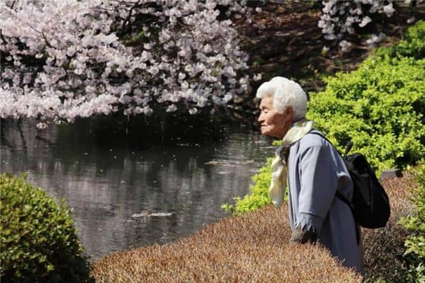 梦见老妇人是什么意思 梦见老妇人是什么意思