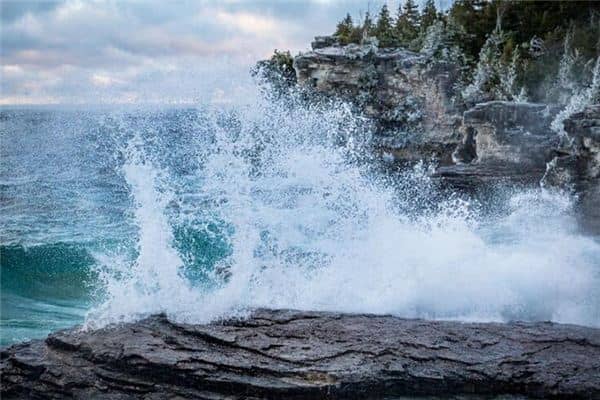 梦见涨河水是什么意思 梦见涨河水是什么意思