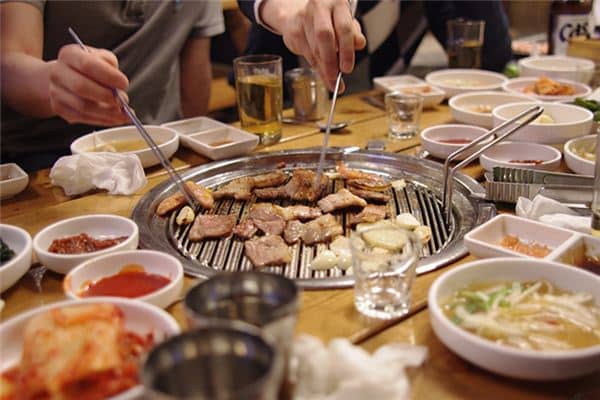 梦见别人请吃饭是什么预兆 梦见别人请吃饭是什么预兆