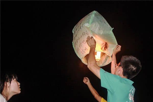 梦见孔明灯是什么预兆 梦见孔明灯是什么预兆