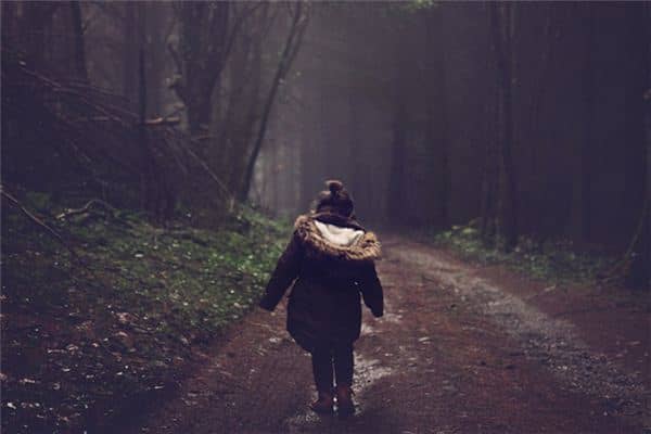 梦见脚踩泥是什么意思 梦见脚踩泥是什么意思