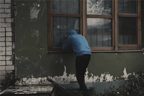 梦见被偷窥是什么意思 梦见被偷窥是什么意思