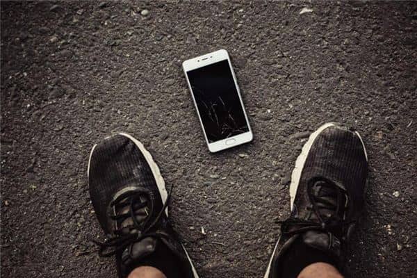 梦见手机摔碎是什么意思 梦见手机摔碎是什么意思