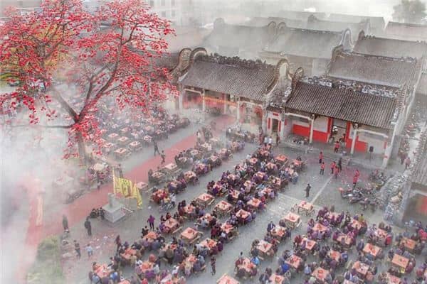 梦见吃宴席是什么意思 梦见吃宴席是什么意思