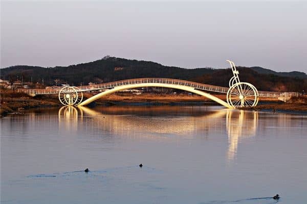 梦见车掉河里 梦见车掉河里