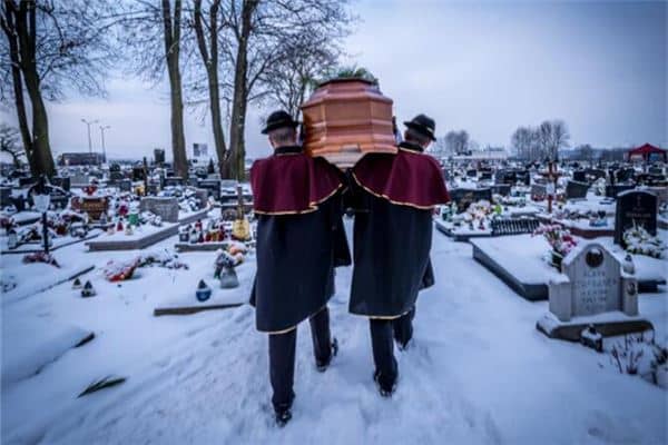 梦见自己抬棺材 梦见自己抬棺材