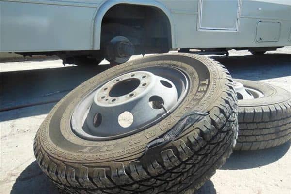 梦见车爆胎是什么意思 梦见车爆胎是什么意思