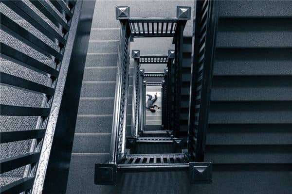 梦见掉下楼是什么预兆 梦见掉下楼是什么预兆