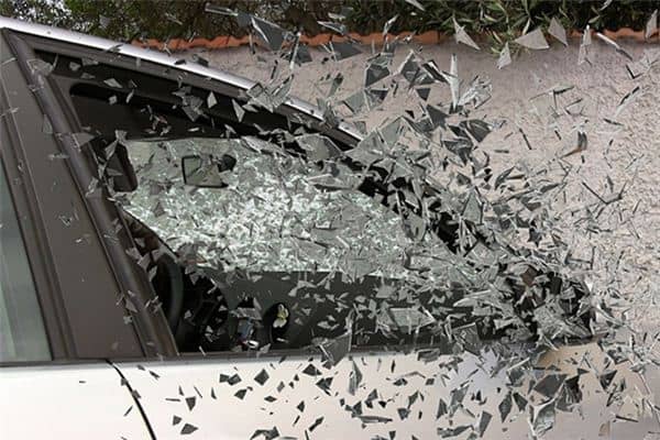 梦见车被砸是什么意思 梦见车被砸是什么意思