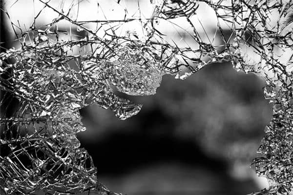 梦见碎玻璃是什么意思 梦见碎玻璃是什么意思