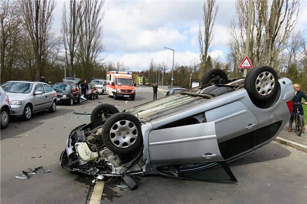 梦见汽车翻了是什么意思 梦见汽车翻了是什么意思