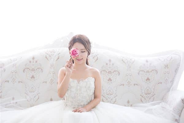 梦见穿婚纱是什么预兆 梦见穿婚纱是什么预兆