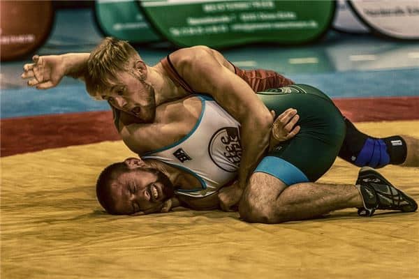 梦见自己摔跤是什么意思 梦见自己摔跤是什么意思