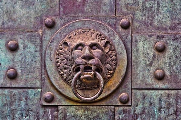 梦见门掉了是什么意思 梦见门掉了是什么意思