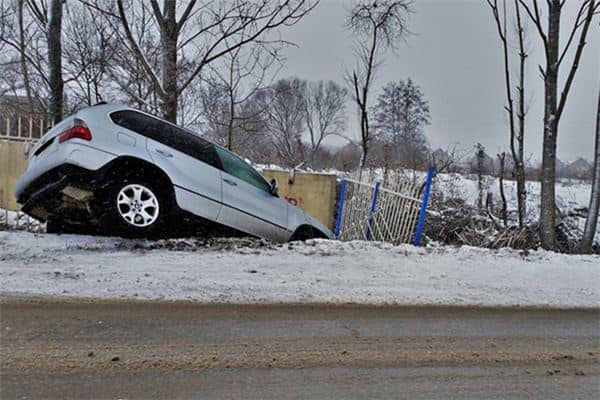 梦见车翻了是什么意思 梦见车翻了是什么意思