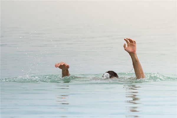 梦见水里救人是什么意思 梦见水里救人是什么意思