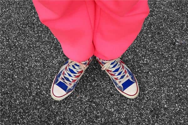 梦见穿红裤子是什么意思 梦见穿红裤子是什么意思