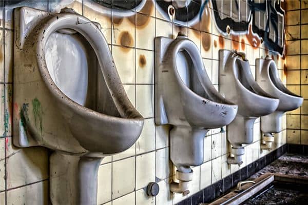 梦见掉粪池是什么意思 梦见掉粪池是什么意思