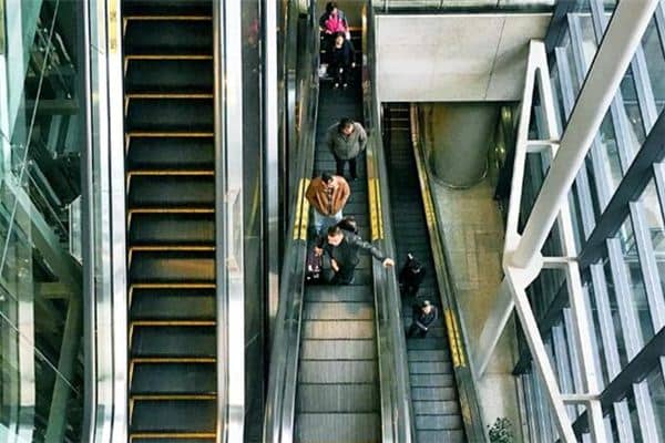 梦见坐电梯是什么预兆 梦见坐电梯是什么预兆