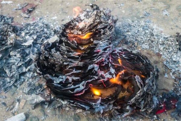 梦见烧纸钱是什么预兆 梦见烧纸钱是什么预兆