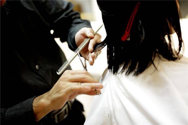 梦见自己给自己剪头发 梦见自己给自己剪头发