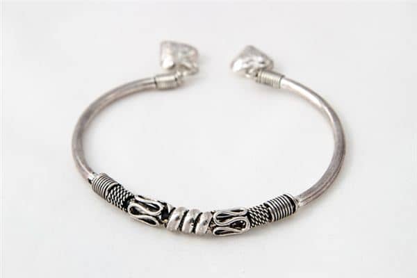 梦见银手镯是什么意思 梦见银手镯是什么意思