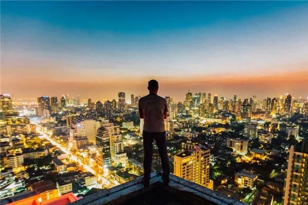 梦见高空坠落是什么预兆 梦见高空坠落是什么预兆