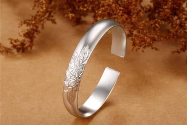 梦见银镯子是什么意思 梦见银镯子是什么意思