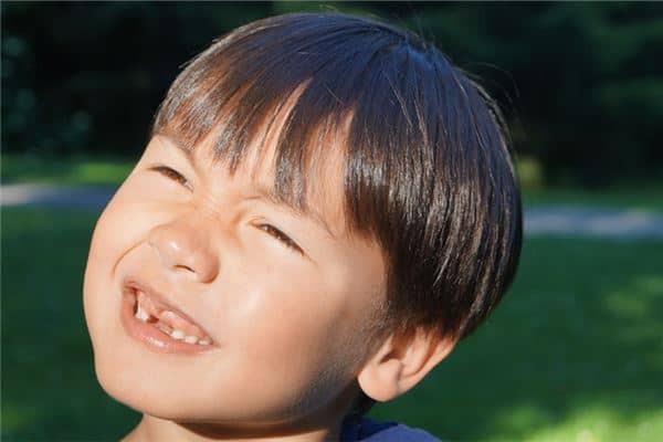 梦见掉两颗牙是什么意思