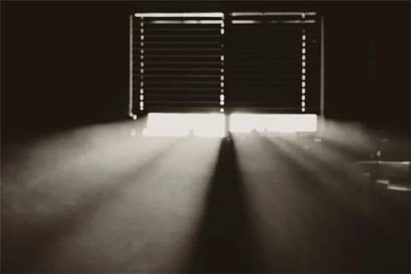 梦见房子漏是什么意思 梦见房子漏是什么意思