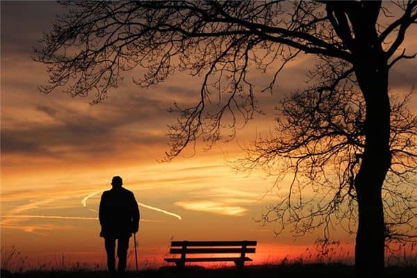 梦见陌生老人是什么意思 梦见陌生老人是什么意思