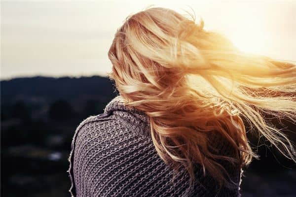 梦见拔头发是什么意思 梦见拔头发是什么意思