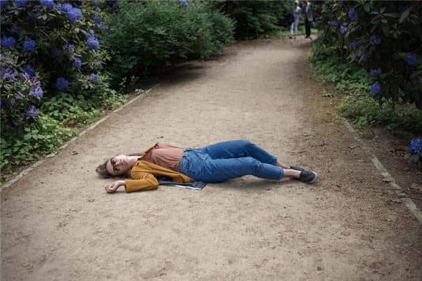 梦见躺在地上是什么意思 梦见躺在地上是什么意思