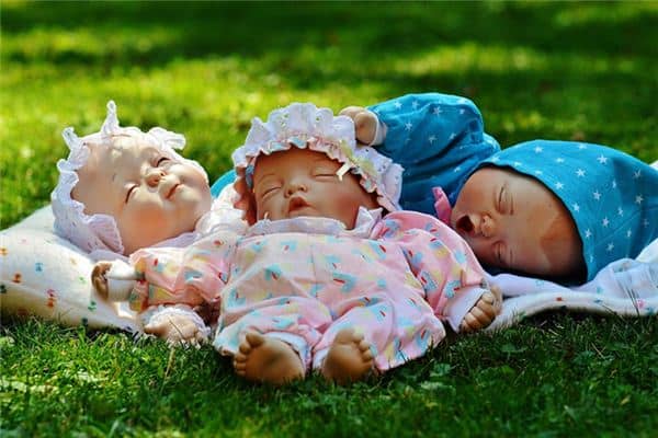 梦见抱娃娃是什么意思 梦见抱娃娃是什么意思