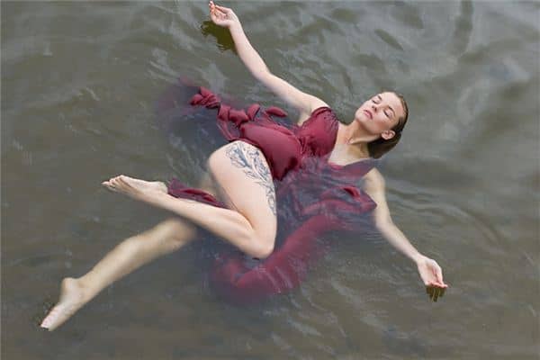 梦见掉到河里是什么意思 梦见掉到河里是什么意思