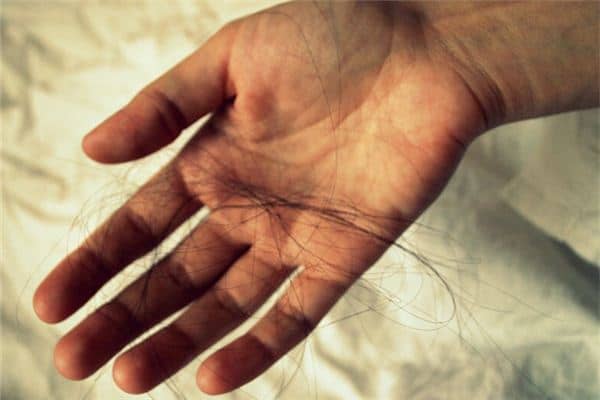 梦见自己掉头发是什么征兆 梦见自己掉头发是什么征兆