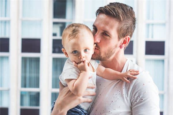 梦见抱着男孩是什么意思 梦见抱着男孩是什么意思